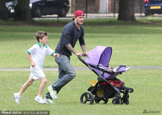 贝克汉姆推婴儿车与儿子奔跑