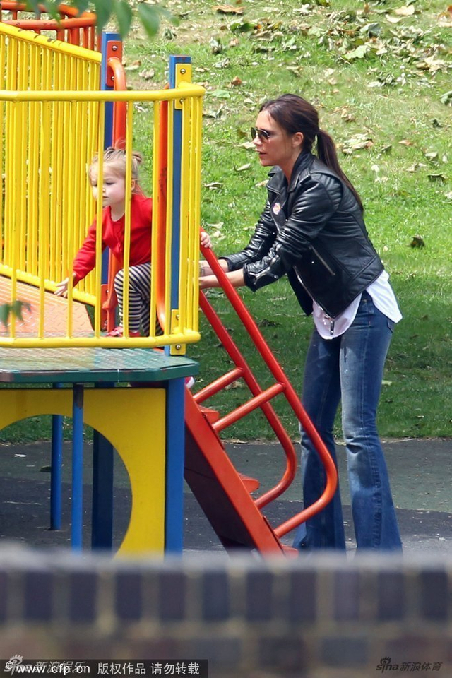 维多利亚带女儿玩耍