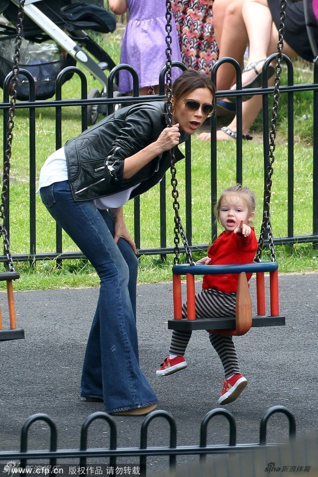 维多利亚陪女儿荡秋千