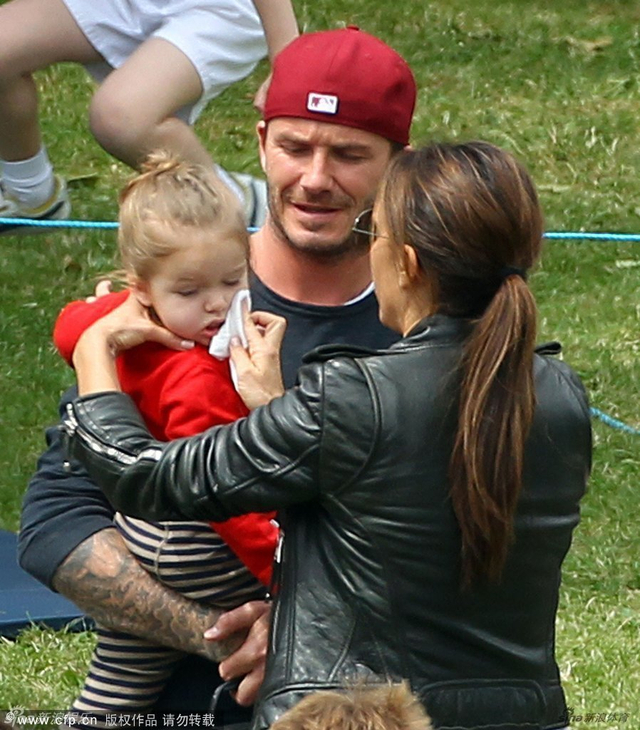 维多利亚为女儿擦口水