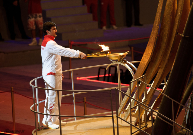 火炬手点燃主火炬