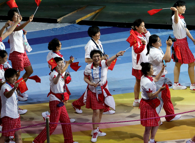 中国代表团入场