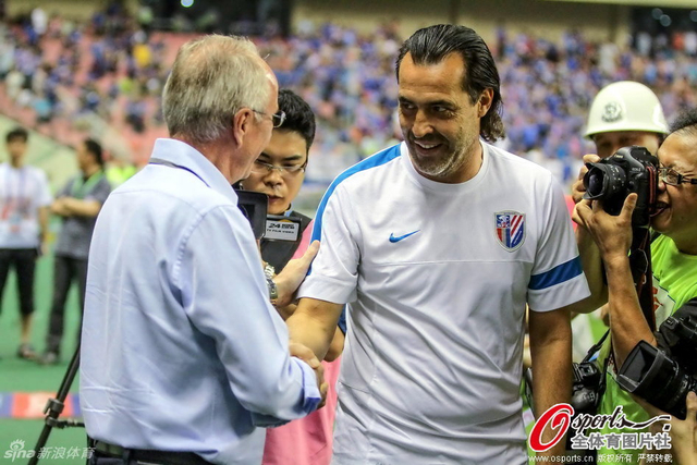 埃里克森与巴蒂斯塔寒暄