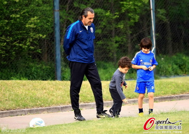 巴蒂斯塔与体能教练托卡里的儿子玩耍