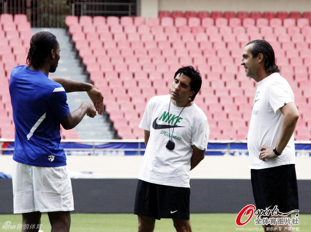 德罗巴与主教练巴蒂斯塔交谈