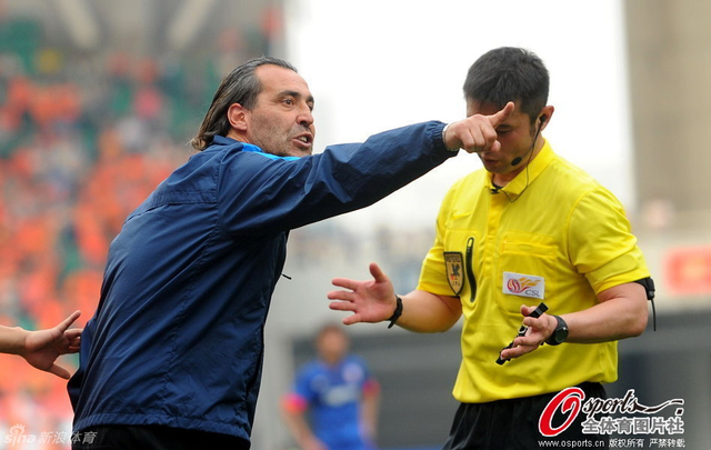 申花队主教练巴蒂斯塔与主裁判交涉