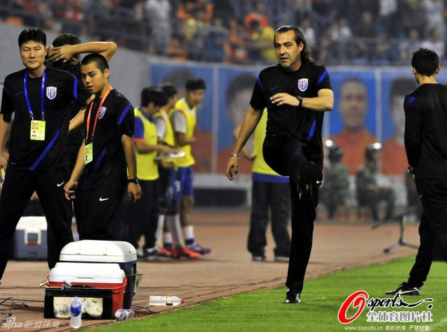 申鲁之战不满判罚踢飞水瓶