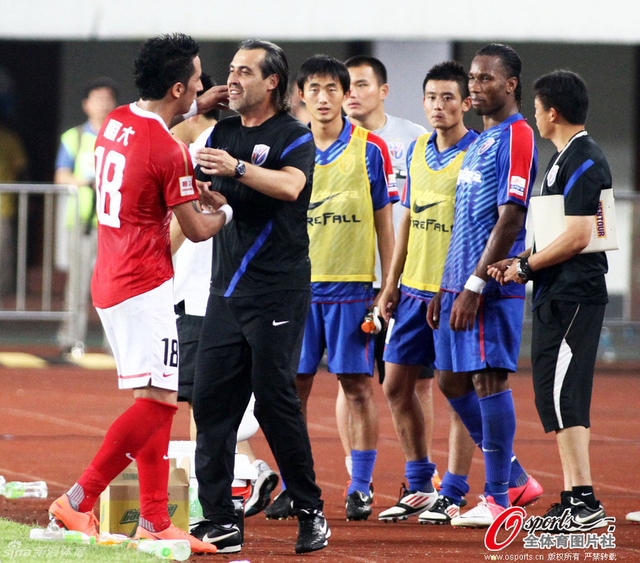 与巴里奥斯拥抱遭队员围观