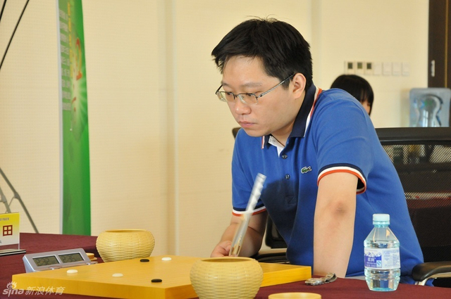 牛雨田轻摇纸扇