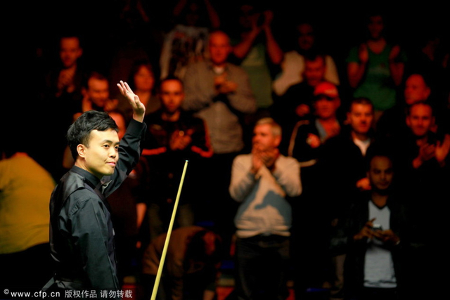 傅家俊挥手致意