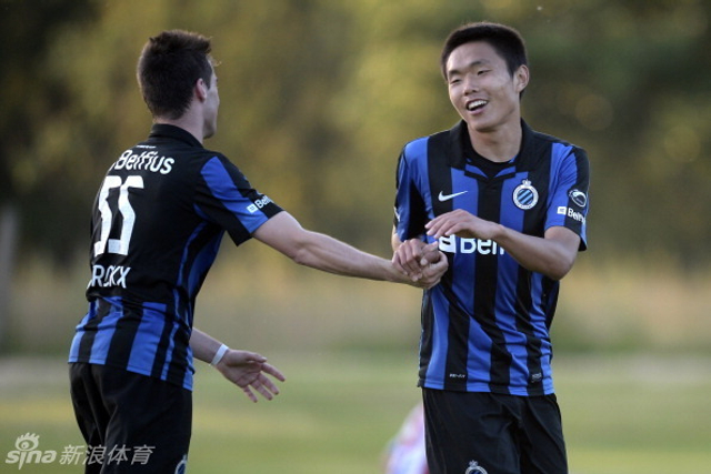 与队友庆祝破门