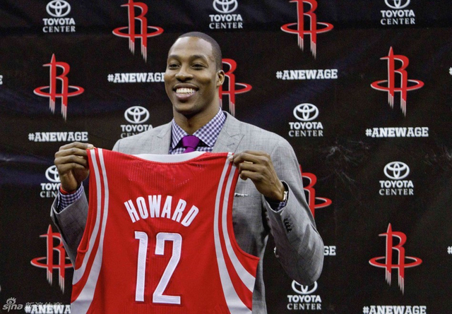 霍华德秀火箭战袍