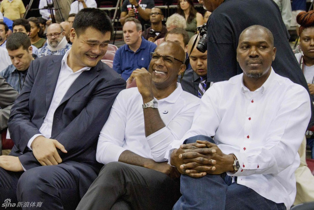 姚明与德雷克斯勒谈笑风生