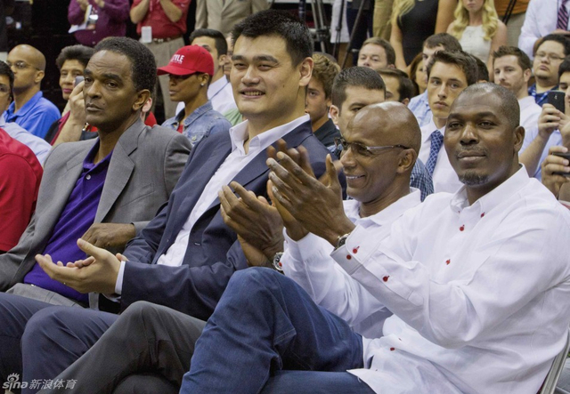 桑普森、姚明、德雷克斯勒和奥拉朱旺