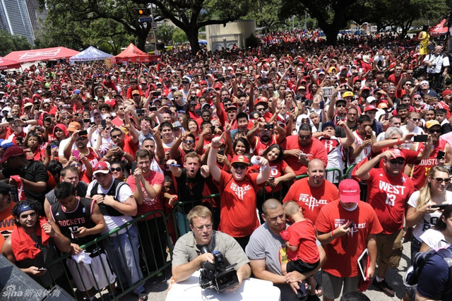 无数火箭拥趸迎接霍华德