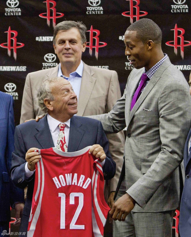 亚历山大与霍华德眼神交流