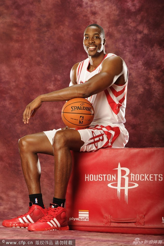 “魔兽号”火箭等待升空