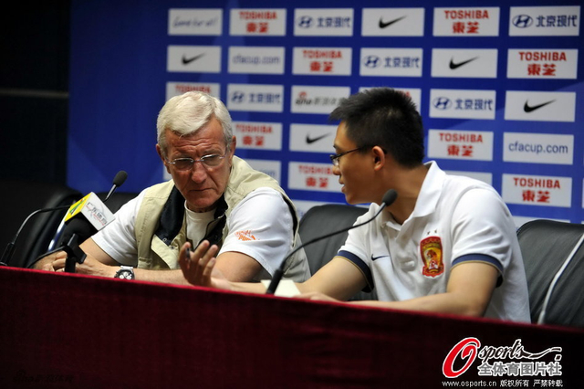 里皮与翻译沟通