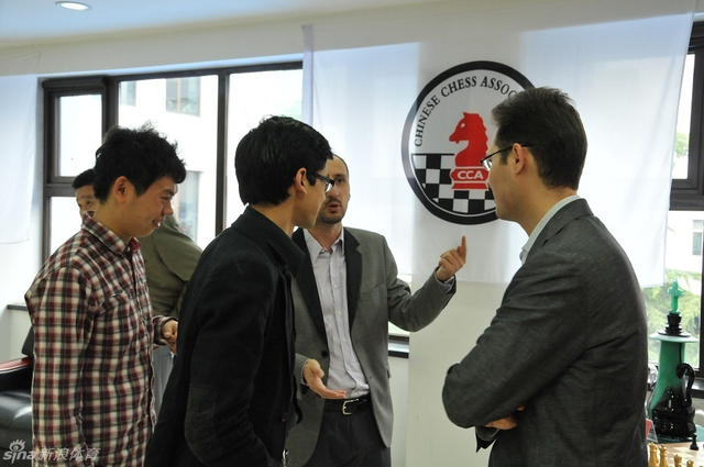 赛前棋手们友好交谈