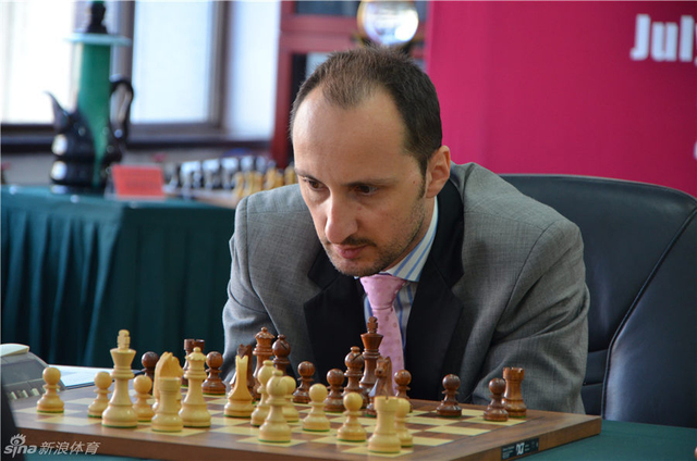 托帕罗夫俯身思考