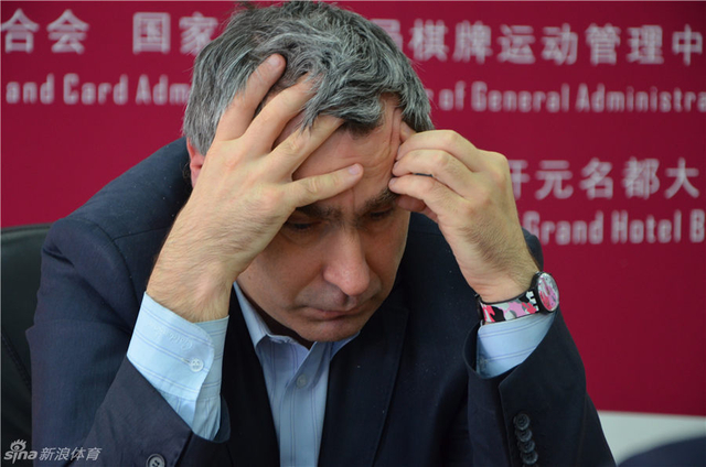 伊万丘克挤眉思考