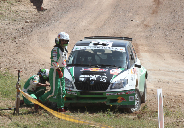 徐俊飞车后赛车前轮故障