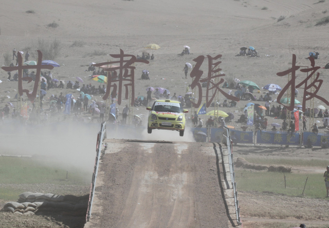长安铃木雨燕车队何勇飞车
