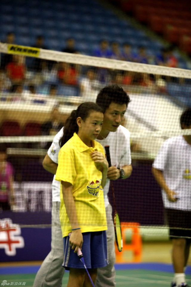 蔡赟与小球迷商量“四国大战”对策