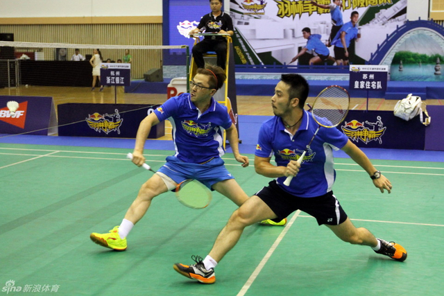 苏州皇家住宅队男双选手比赛中