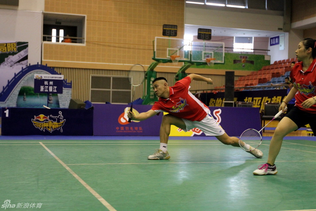 浙江银江俱乐部队混双选手比赛中