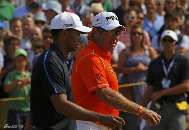 两人走下开球台