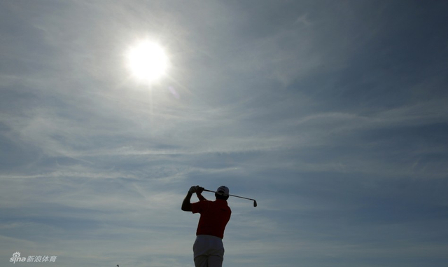 白老虎挥杆剪影