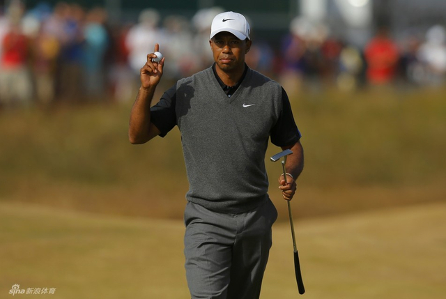 伍兹向观众示意