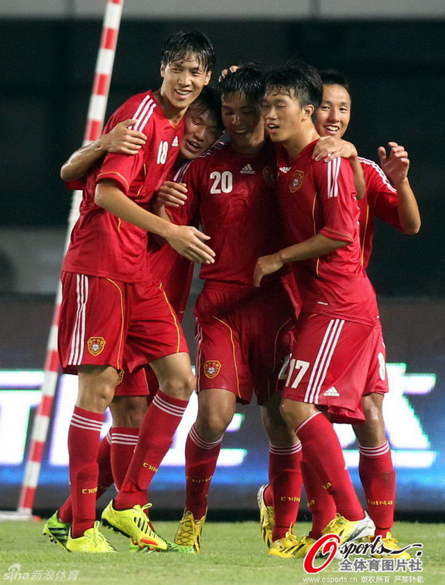 队员们相拥庆祝进球