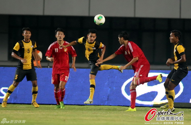 马来西亚队员争顶