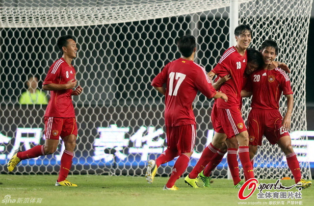 张卫王新辉等在对方门前庆祝