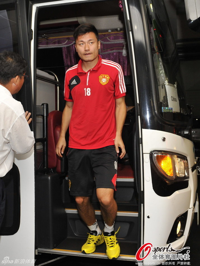 郜林走下大巴