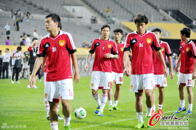 队员们场地热身适应