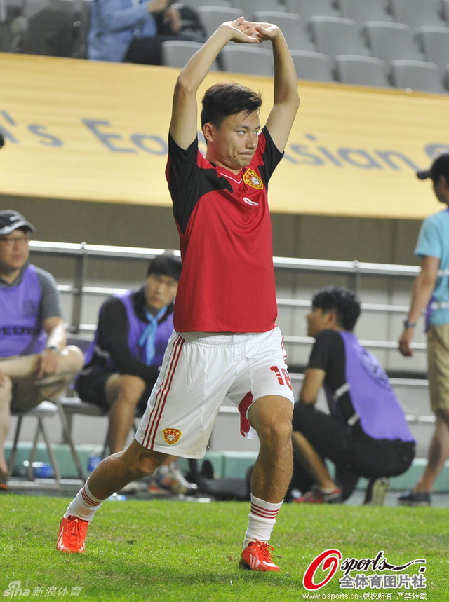 郜林做热身运动