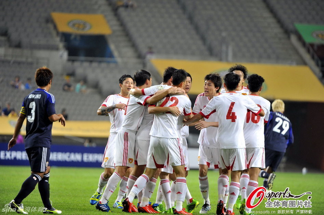 队员们相拥而庆