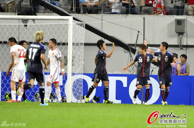 日本队庆祝进球