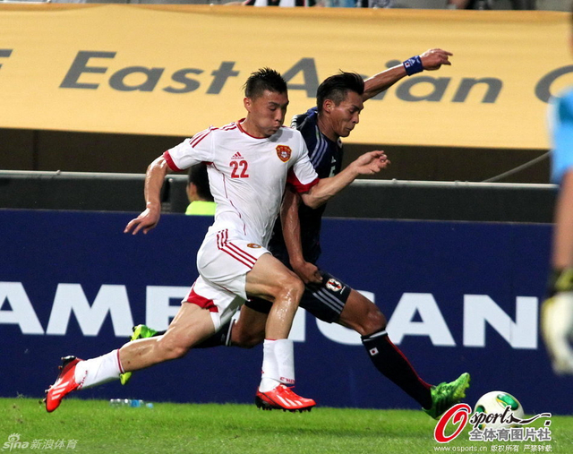 于大宝奋力拼抢