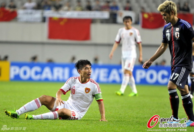 郑智铲球倒地不起