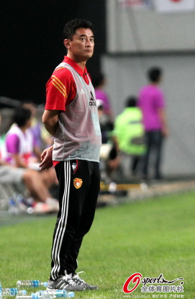 傅博紧盯场上情况