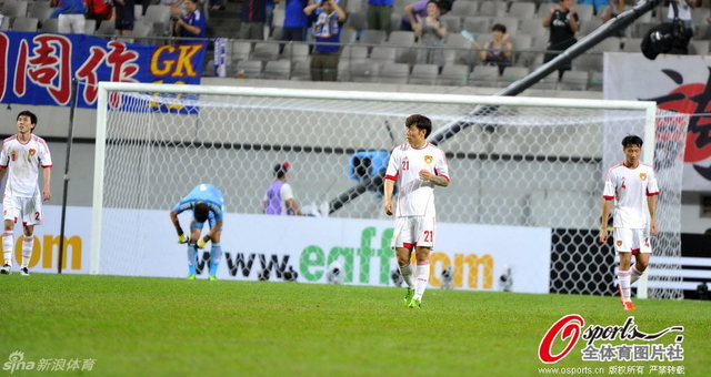 队员们门前沮丧