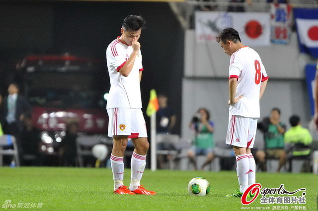 郜林与王永珀低头不语