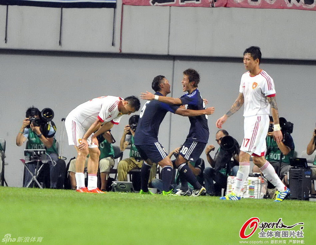 日本队员相拥而庆
