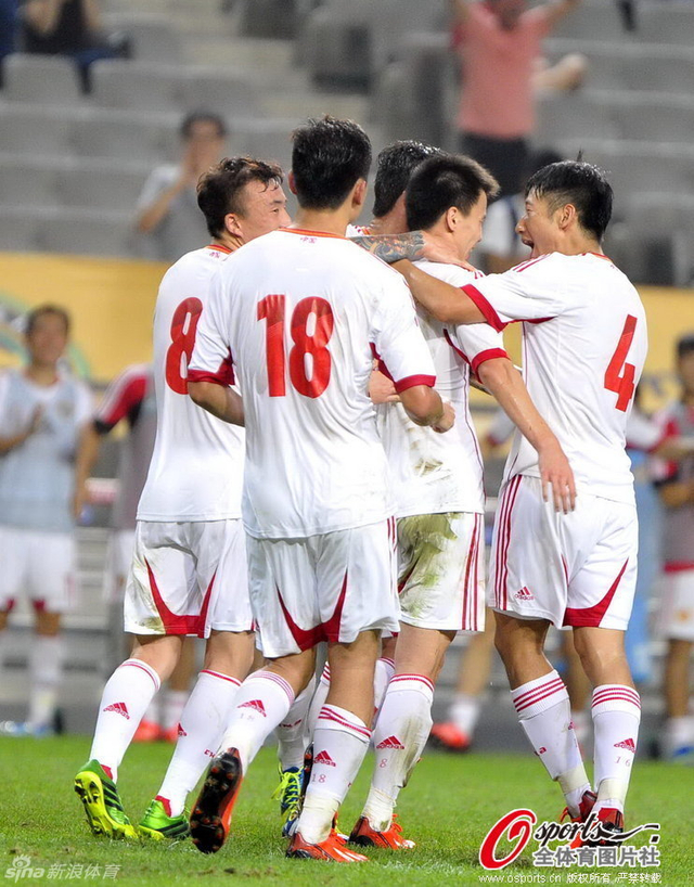 队友上前拥抱孙可