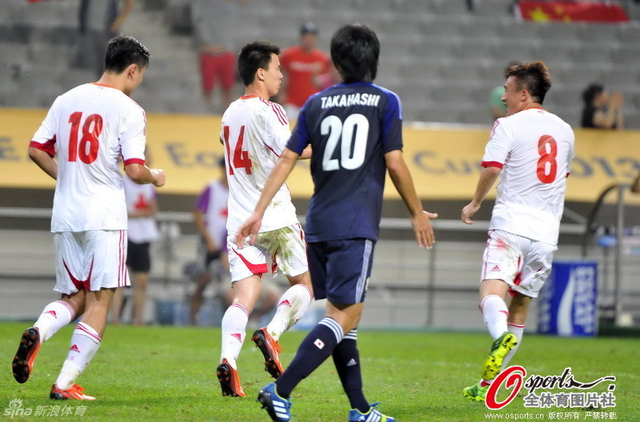 王永珀上前向孙可庆祝