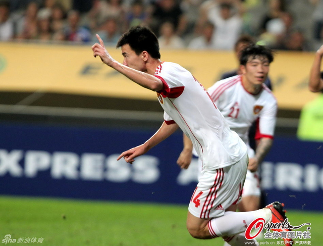 孙可飞奔庆祝进球